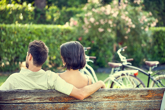 Pareja comiendo pipas de girasol en parque