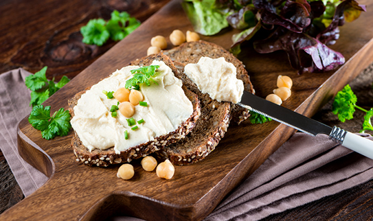 Pan integral con hummus y sésamo