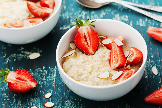 Porridge de avena con fresas