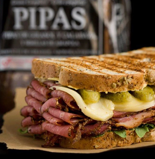 Sándwich de pastrami, pepinillos y queso Arzúa-Ulloa - Espia en la cocina